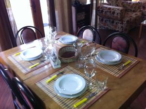 斯莫梁维拉湖酒店的一张木桌,上面有盘子和玻璃杯