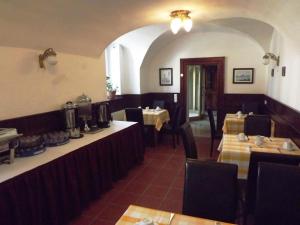 埃伦豪森Gasthof zum Goldenen Löwen的用餐室配有2张桌子和2张桌子。