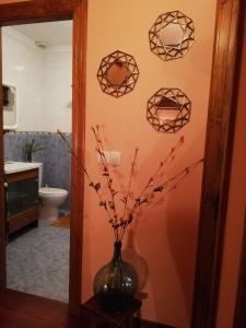 Aliezo约瑟芬娜乡村度假屋的浴室内装有鲜花的花瓶