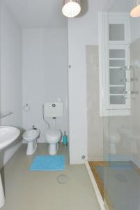波尔图波尔图御花园公寓的白色的浴室设有卫生间和水槽。