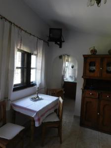 蒂豪尼Babamúzeum kis apartman的带桌子和窗户的客房以及厨房