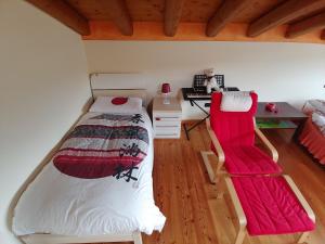 瓦尔多比亚德内Casa Dolce Casa的一间卧室配有一张床、一张桌子和一把椅子