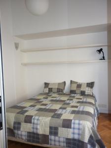 布宜诺斯艾利斯Excelente departamento en Retiro的白色客房内的一张带两个枕头的床