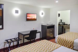 Manhasset曼哈塞特旅行山林小屋的酒店客房配有两张床和一张书桌