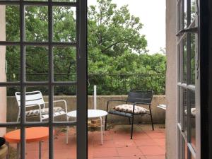勒普拉代Studios proches de la mer plein soleil的享有带椅子和桌子的庭院的景色。