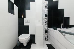 苏梅14/3 вулиця Прокоф'єва的黑白浴室设有卫生间和浴缸。