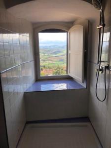 托迪La Casa Di Matilde-Centre of Todi的浴室设有窗户和带淋浴的淋浴。