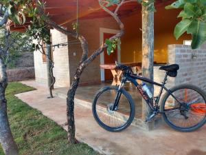 德尔菲诺波利斯Céu da Canastra的停在房子前面的自行车