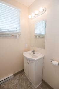 帕里桑德捕手之选酒店及餐厅的白色的浴室设有水槽和镜子