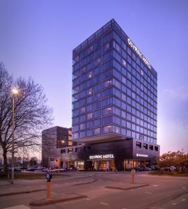 阿姆斯特丹Olympic Hotel的停车场前方的大型玻璃建筑