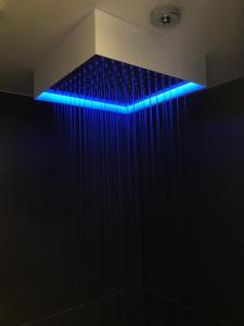 博洛尼亚GRADO24的浴室里淋浴上面的蓝色灯光