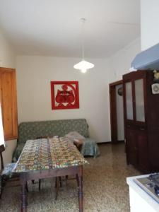 Molino del PalloneIl cedro的客厅配有沙发和桌子
