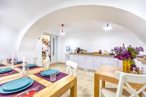 布拉索夫Casa Atanasiu -Adult only的厨房以及带木桌和椅子的用餐室。