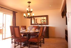 卡波圣卢卡斯Pueblo Bonito Montecristo Luxury Villas - All Inclusive的一间带桌椅和镜子的用餐室