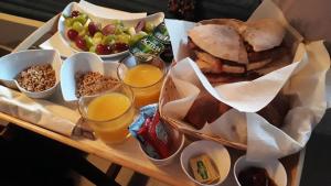 查希尔Birdsong Cottage Bed and Breakfast的托盘,带三明治和一碗水果