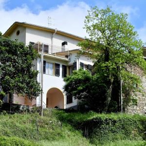San Colombano CertenoliIl Villino的前面有一棵树的白色房子