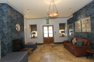 尼芬Gwesty Nanhoron Arms Hotel的带沙发和壁炉的客厅