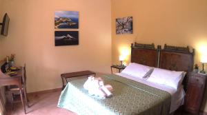 圣阿尔菲奥Feudo Magazzeni Etna的一间卧室配有一张睡床,上面有娃娃