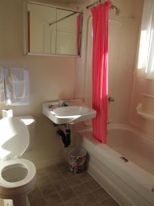 萨默赛德闪耀汽车旅馆的浴室配有卫生间、盥洗盆和淋浴。
