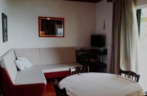 伊万多拉克Kuća za odmor Lucija的客厅配有沙发和1张床