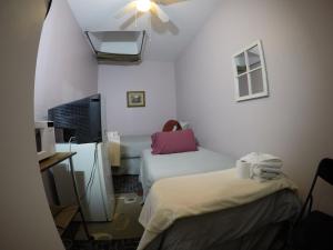 多伦多圣劳伦斯套房公寓的小房间设有两张床和窗户