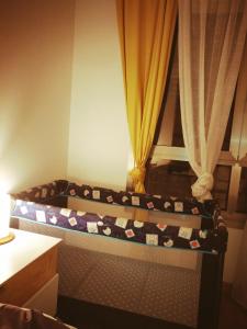 希洪Apartamento Playa Poniente的配有窗帘的窗户的客房内的一张床位