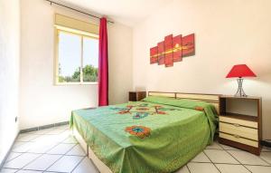门菲Casa Vacanza Giuseppe的一间卧室设有一张绿色的床和一个窗户。