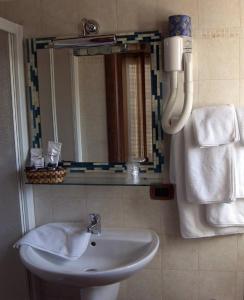 GrammicheleIl Rustico的一间带水槽和镜子的浴室