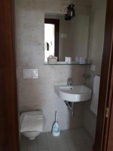 马尔扎梅米Casa Barbara的一间带水槽和卫生间的浴室