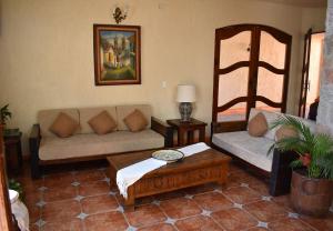 萨卡特兰Casa Grande的带沙发和咖啡桌的客厅