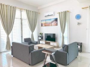 瓜埠Foxi villa Langkawi196 佛系休闲别墅兰卡威196的客厅配有两张沙发和一台电视机