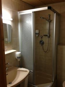 塔伦茨太阳宾馆的带淋浴和盥洗盆的浴室