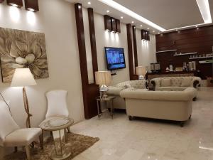 Waqet AlFakhama Furnished Apartments的休息区