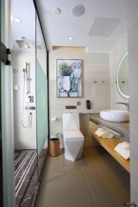 Shunde麗枫酒店·佛山顺德顺联广场店的一间带卫生间和水槽的浴室