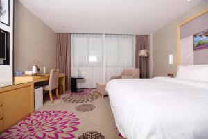 Shunde麗枫酒店·佛山顺德顺联广场店的配有一张床和一张书桌的酒店客房