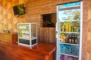 珀尼达岛Batang Golden Hills的冰箱里装有饮料