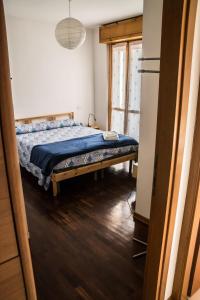 帕尔马New A Casa da Ida的一间卧室配有一张带蓝色棉被的床