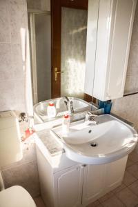 帕尔马New A Casa da Ida的浴室配有白色水槽和卫生间。