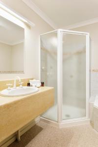 摇篮山摇篮山酒店 的带淋浴和盥洗盆的浴室