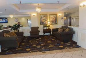 PocahontasDays Inn & Suites by Wyndham Pocahontas的一间大客厅,配有两张沙发和一个地毯
