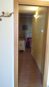 托斯科拉诺-马德尔诺Garda Sol SPA Hotel & Appartamenti的走廊通往带床的卧室
