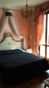 托斯科拉诺-马德尔诺Garda Sol SPA Hotel & Appartamenti的卧室配有蓝白色的床和吊灯
