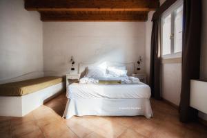 博尔加涅泰努塔基里昂斯农家乐的一间卧室设有两张床和窗户。