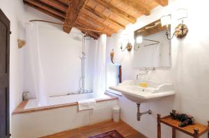 塞吉阿诺卡萨迪酒店的一间带水槽、浴缸和镜子的浴室