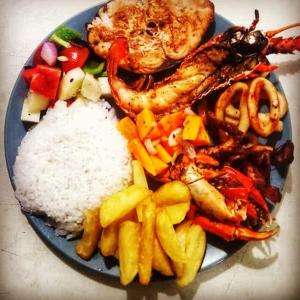 Kilwa MasokoKilwa Beach Lodge的饭,海鲜和蔬菜等食物