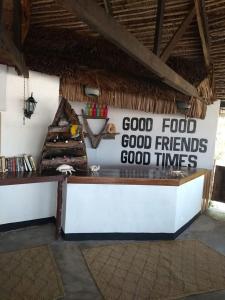Kilwa MasokoKilwa Beach Lodge的餐馆,标有读好食物的好朋友的好时光