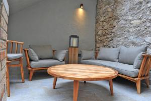 利莫内-苏尔加达Bella Vacanza Limone的客厅配有两张沙发和一张桌子