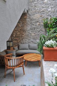 利莫内-苏尔加达Bella Vacanza Limone的天井上的沙发和长凳