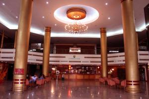 YasothonJP Emerald Hotel的大厅,带有柱子和吊灯的酒店大厅