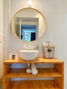 勒拉旺杜博索雷尔酒店的一间带水槽和镜子的浴室